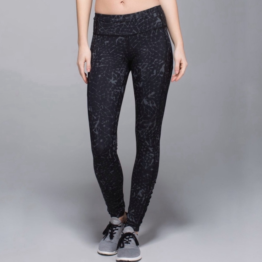 Lululemon Star Crushed Coal Black and Gray print
